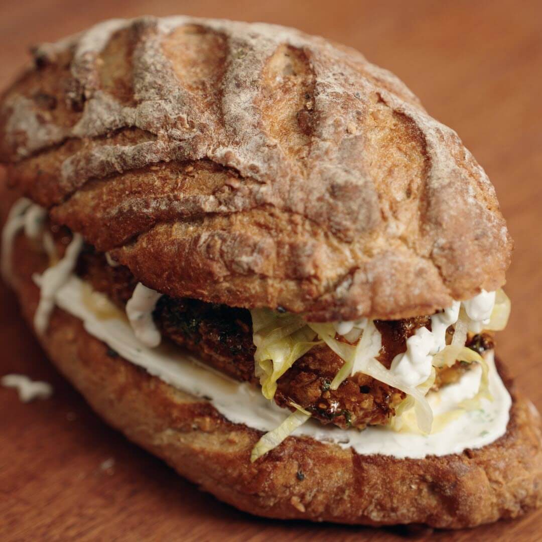 Sandwich au poulet à la coriandre et au citron vert