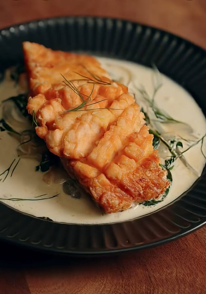 Crispy Deep-Fried Salmon with Creamy Spinach Sauce