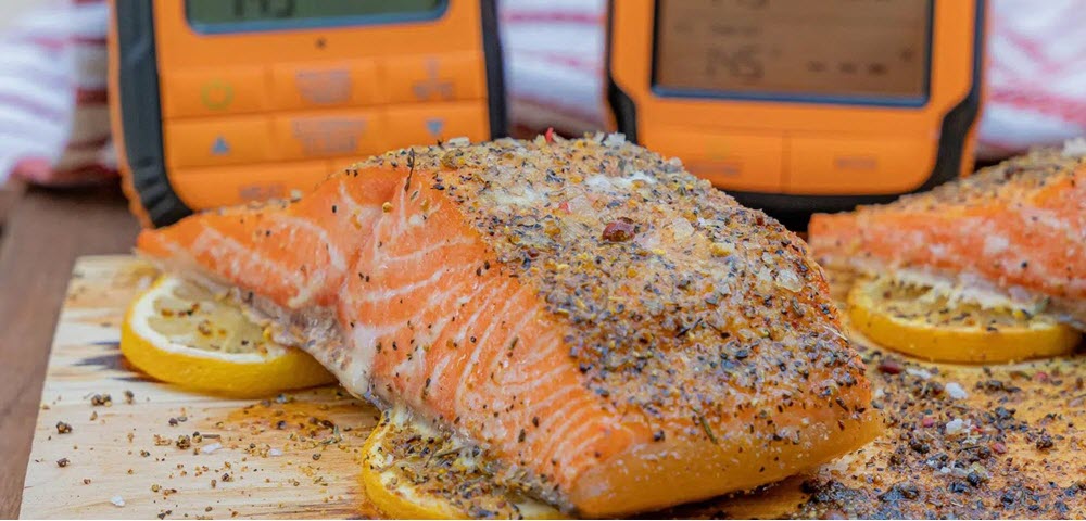 <a href="https://buythermopro.com/blogs/recipes/cedar-plank-salmon" title="https://buythermopro.com/blogs/recipes/cedar-plank-salmon">Salmón con pimienta y limón en tabla de cedro</a>