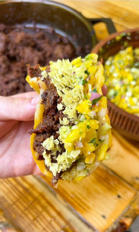 Tacos au bœuf fumé avec salsa à l'ananas
