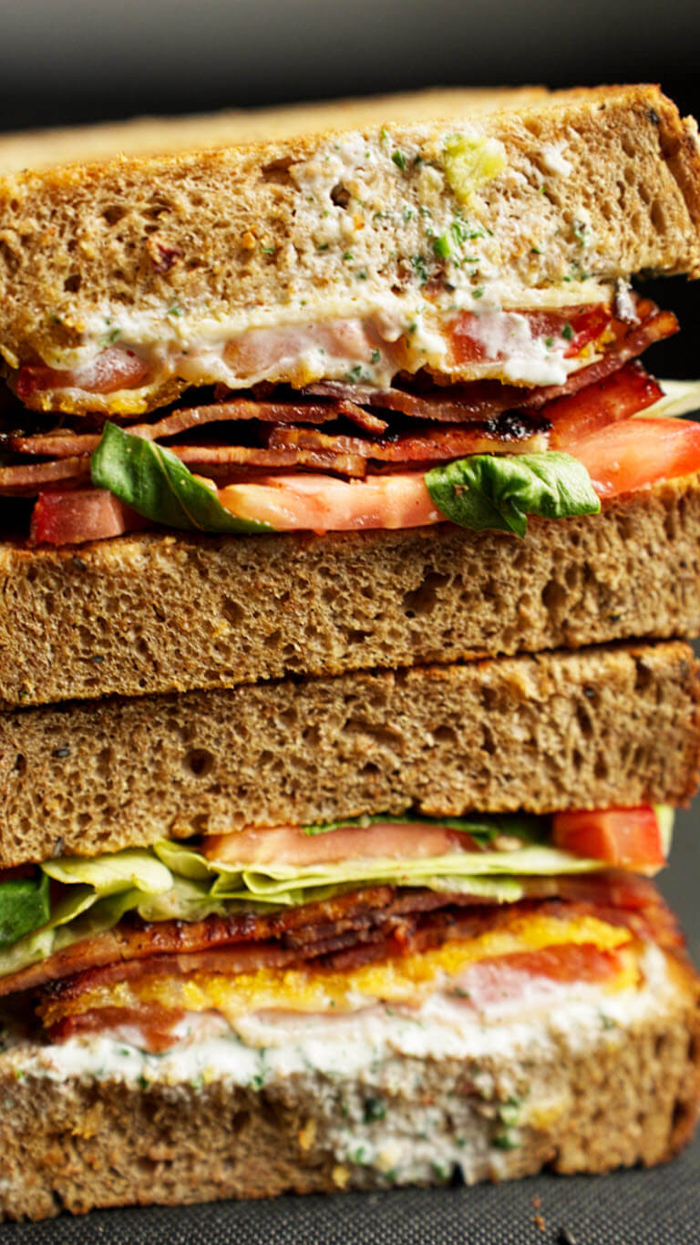 Sandwichs BLT aux tomates frites