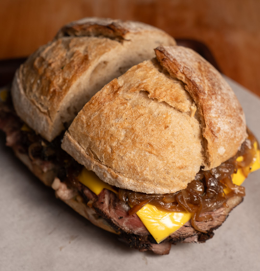 Sándwich de rosbif con queso cheddar fundido