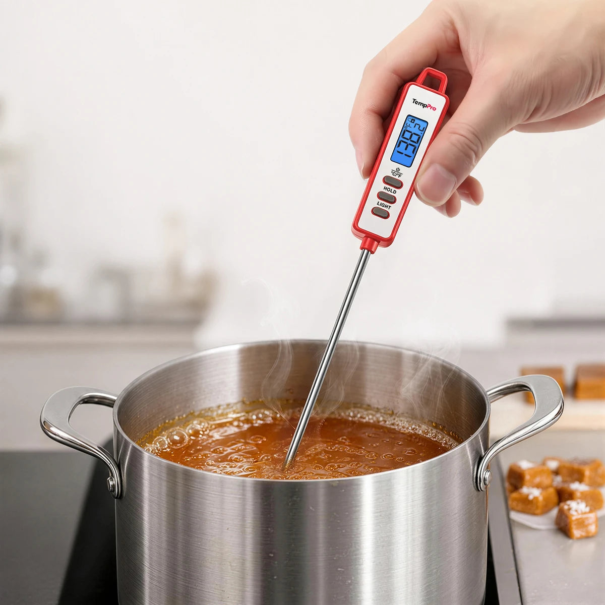 Thermomètre à viande instantané TempPro TP01AW — Sonde longue de 5,3 po, blanc · Édition magasin